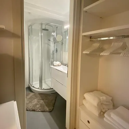 Joivy Modern Studio Near City Centre Apartment